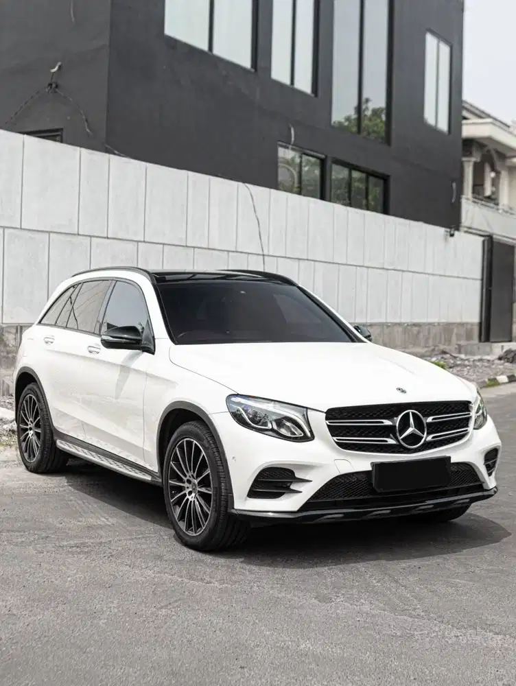 Mercy GLC200 Night Edition 2020 – White on Black, Panoramic