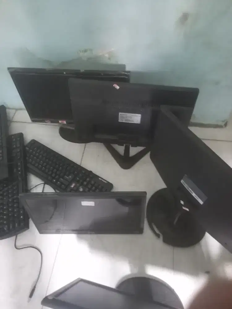 Monitor bekas kantor ada 5 pc