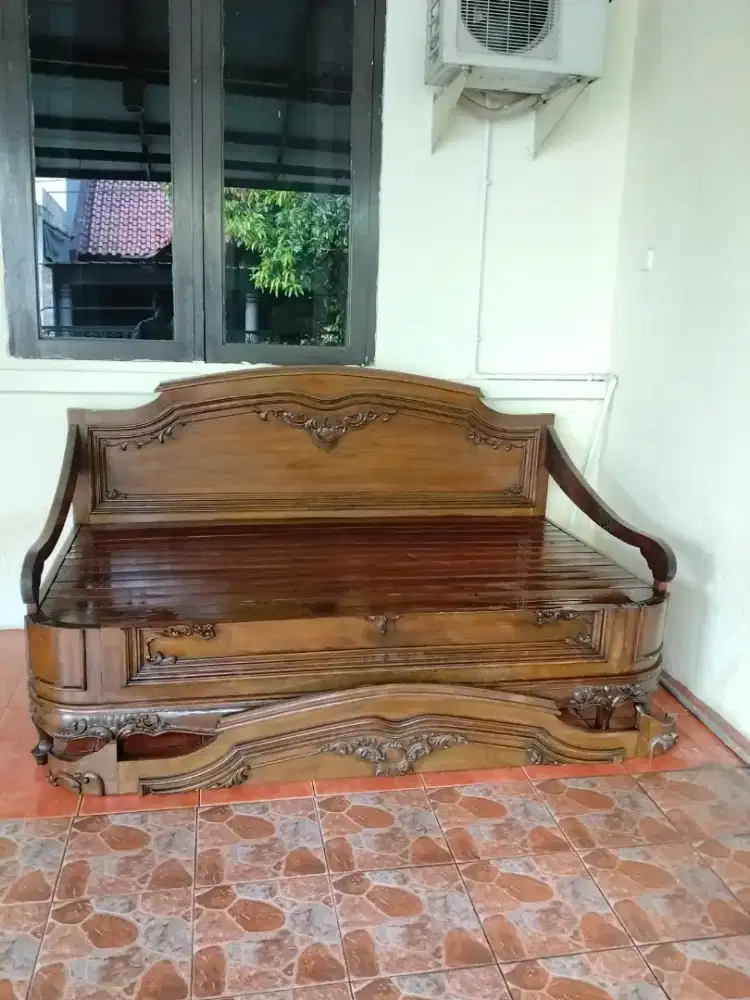 Bale bale tempat tidur jati lama