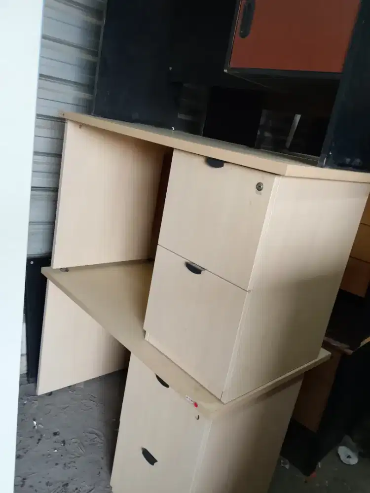 Meja kantor, meja kerja brkas