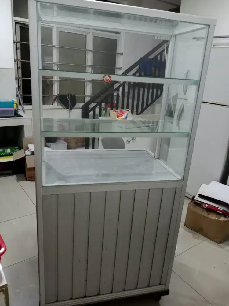 Etalase bekas masih bangus