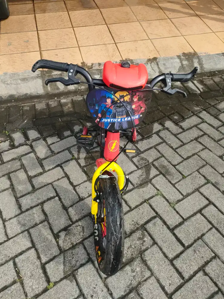 Sepeda anak BMX bertema DC Justice League merek PMB/Mortein