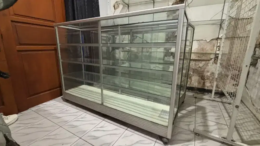 2 Unit Etalase Mulus ukuran 1,5