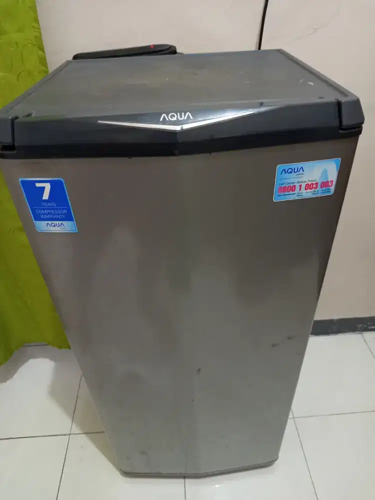 Dijual kulkas 1 pintu merek Aqua