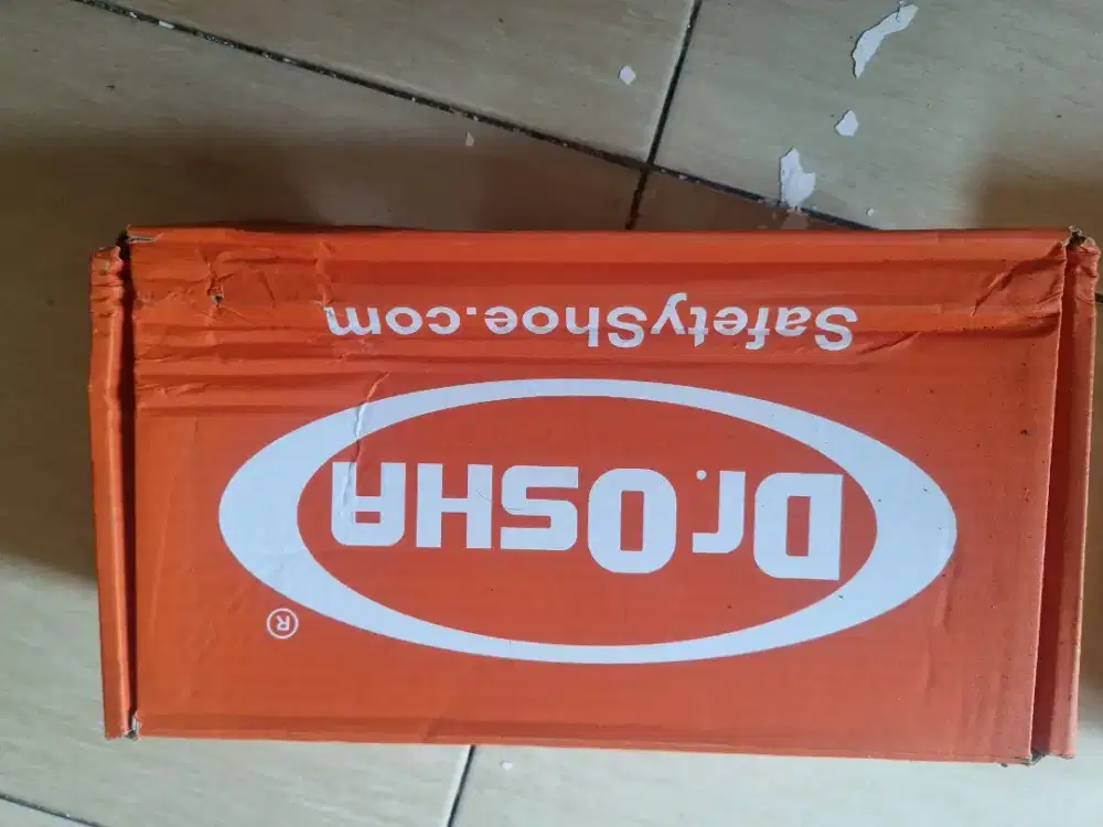 Sepatu safety hitam