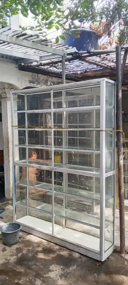 Etalase bekas panjang 1.5 x tinggi 2 meter
