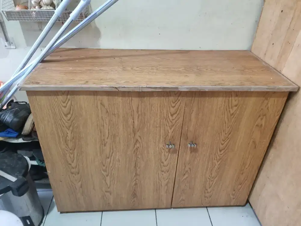 Lemari kayu bekas