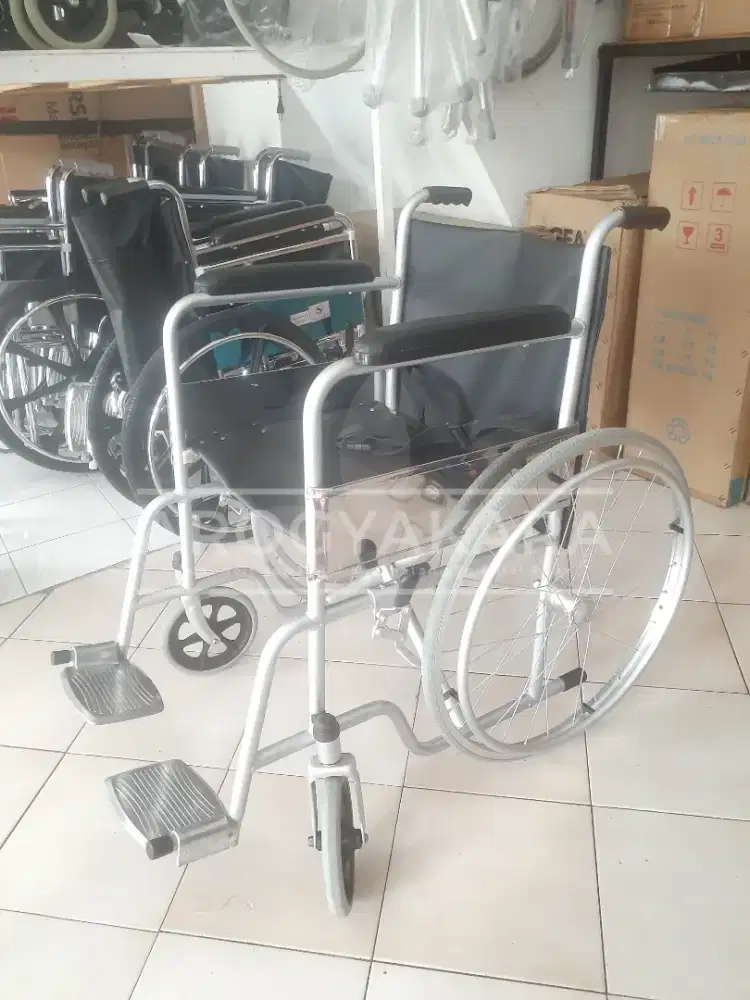 Kursi roda standart bekas