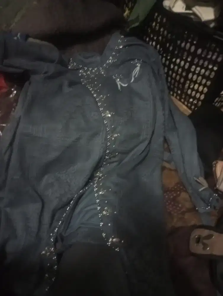 Kebaya beruket satu setel