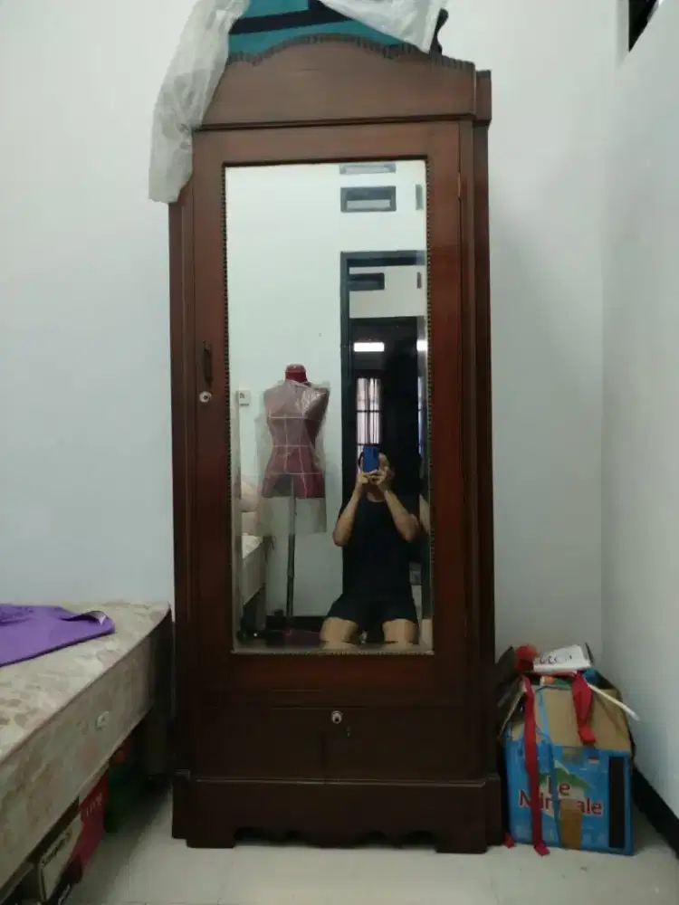 Lemari jati 1 pintu dan meja bundar jati