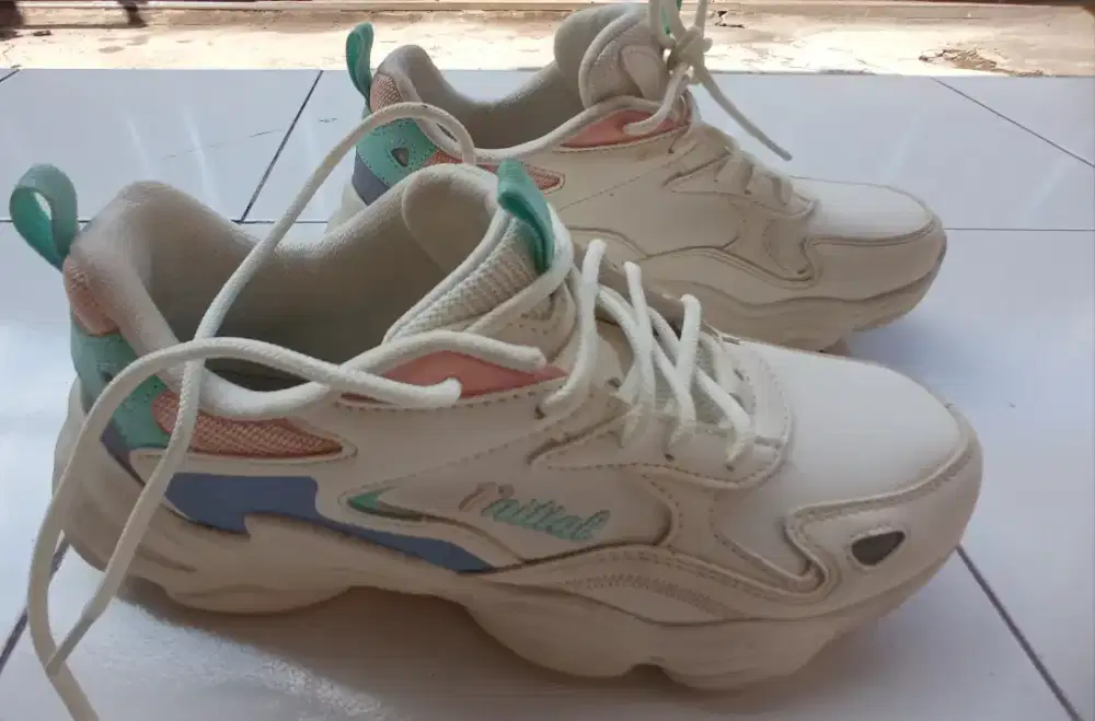 361 Degrees Sepatu Wanita Uk. 39