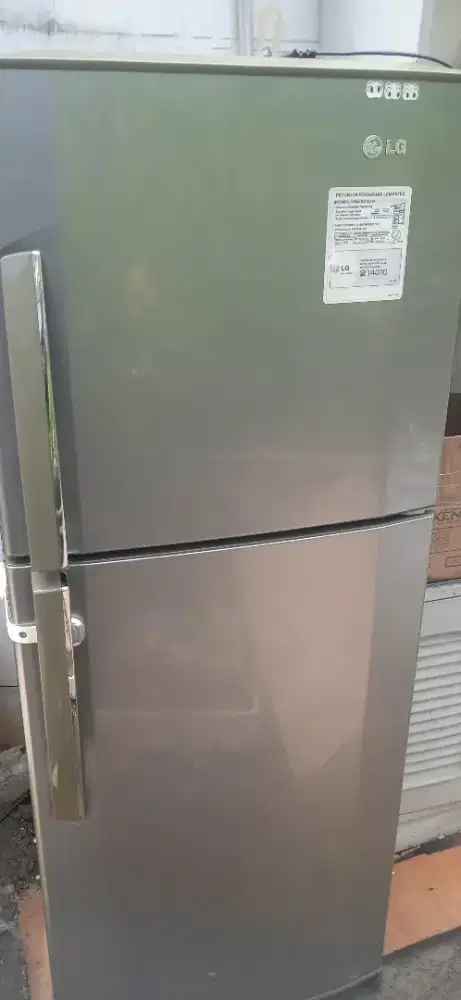Jual kulkas 2 pintu LG kondisi mulus siap pakai