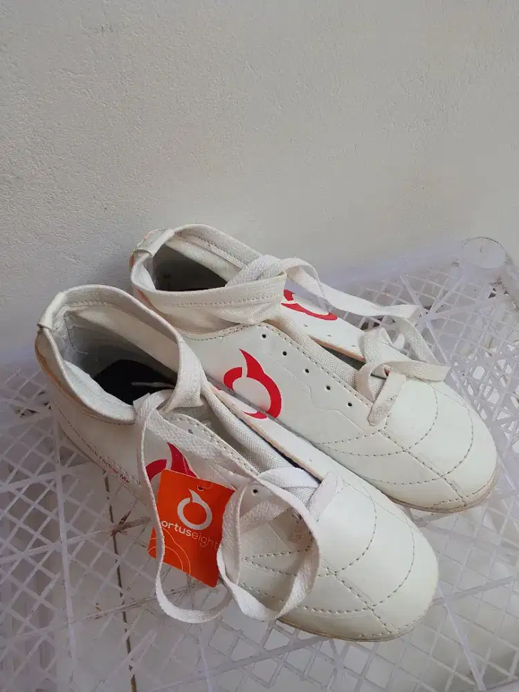 Sepatu ortuseight putih