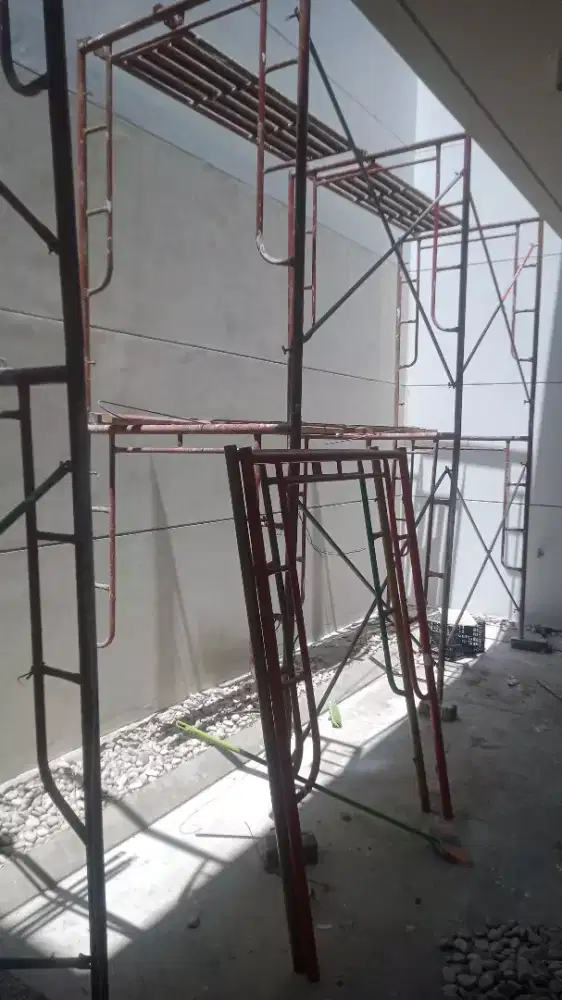 Tukang rumah dan bangunan lain