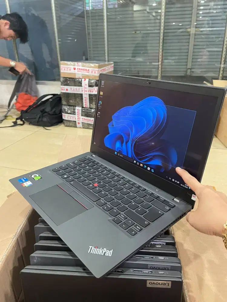 LAPTOP LENOVO T14S I5 GEN11 8/256 LAYAR 14 INCH TOUCHSCREEN *ET