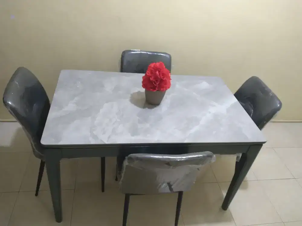 Meja makan marmer 4 kursi