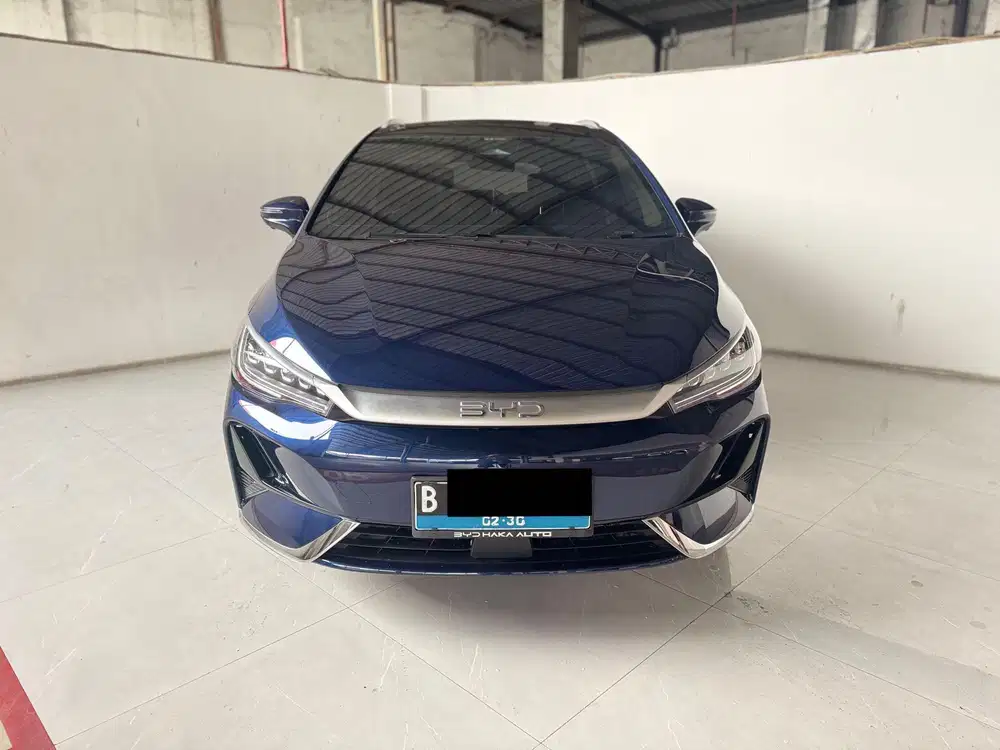 BYD M6 SUPERIOR EV AT