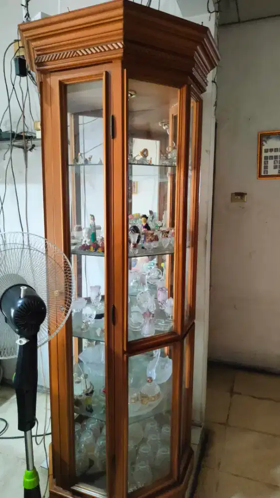 Lemari hias plus isinya