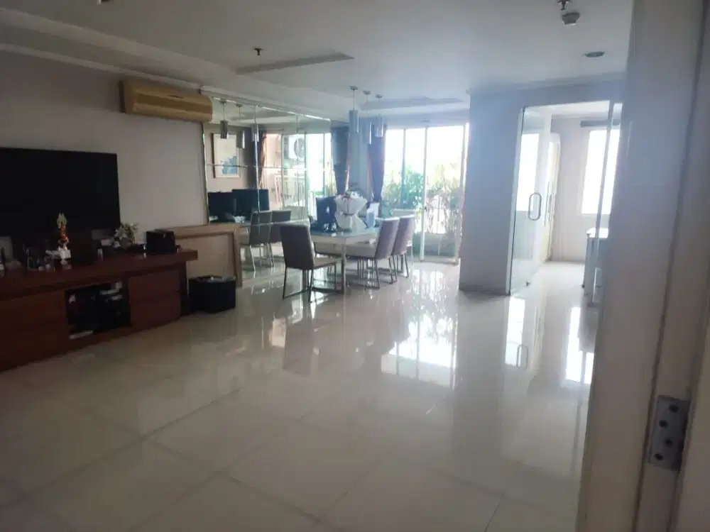 Dijual Apartemen 2 Unit jadi 1 Renovasi Tower Lyon Garden,  Frenchwalk MOI Kelapa Gading.  Setiap ruangan mempunyai jendala.