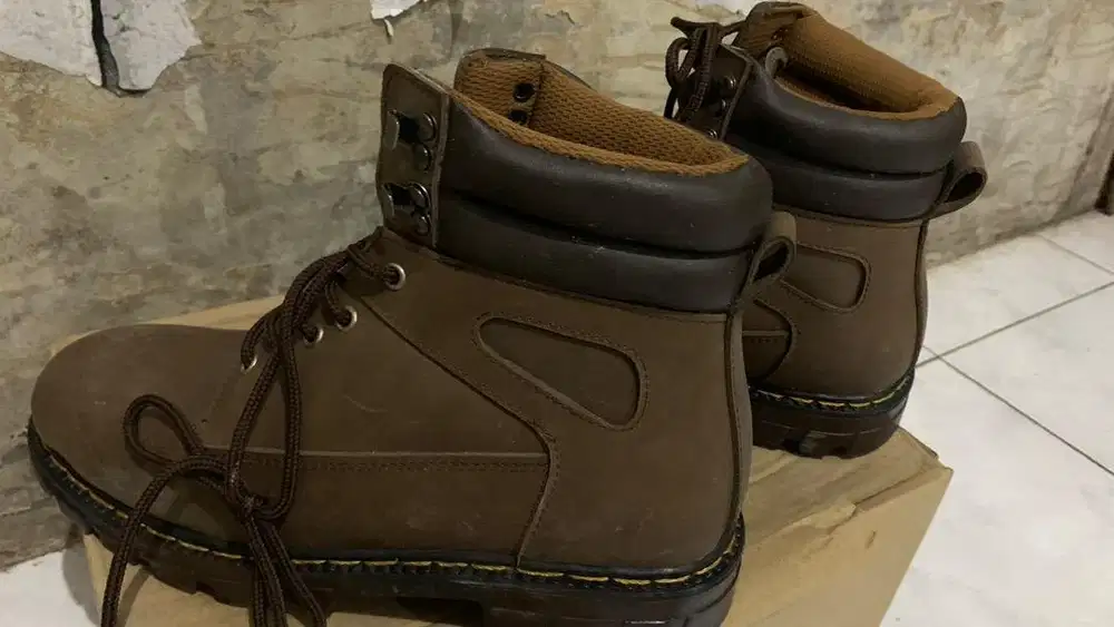 sepatu lapangan custom