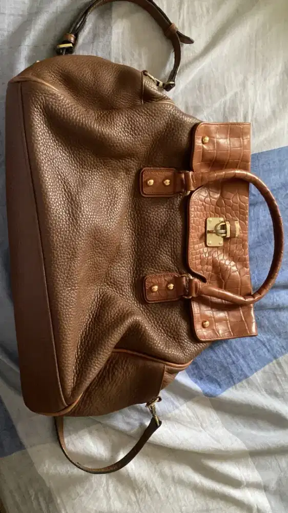tas kulit wanita