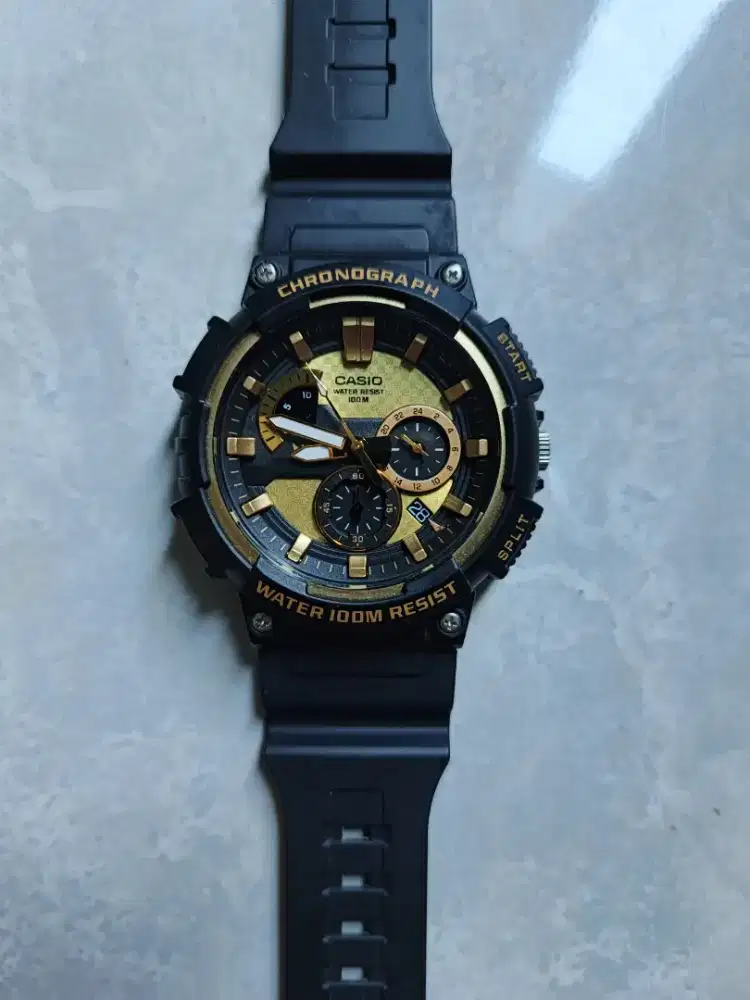 Jam tangan Diesel Mr. Daddy 2.0 - DZ7918 sama Casio MCW-200H