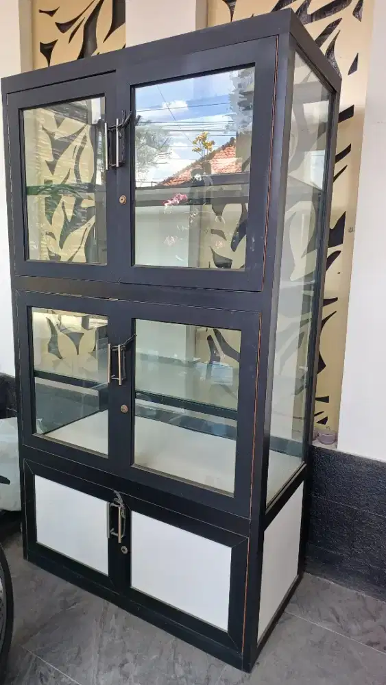 Lemari Aluminium Kaca Modern Estetik Jarang Dipakai