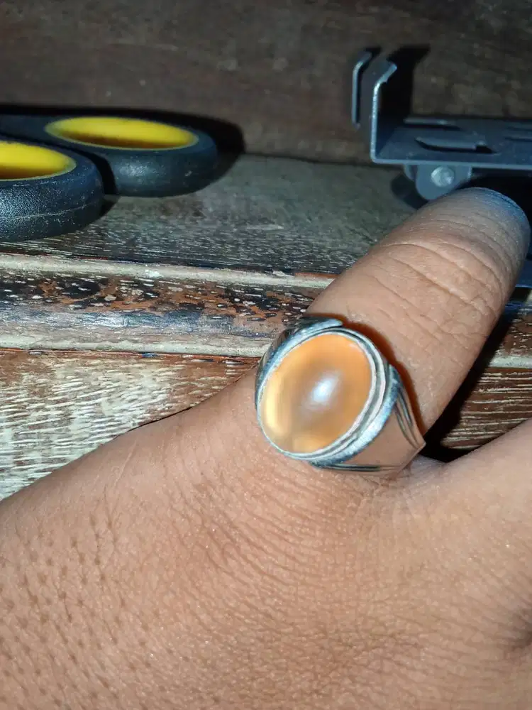 Cincin warna madu