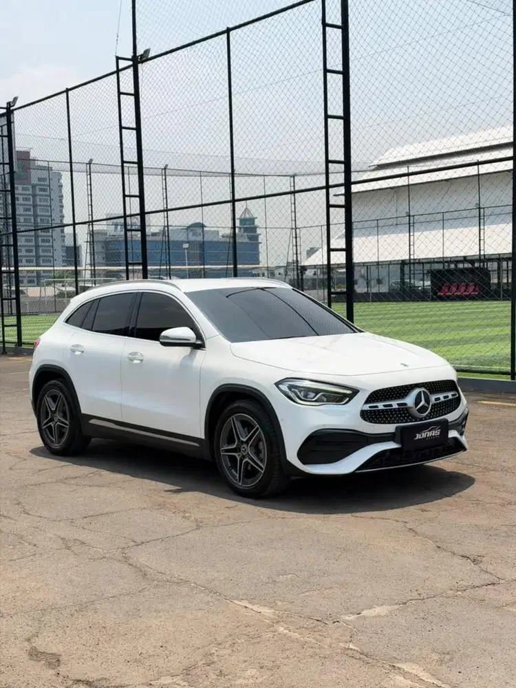 MERCY GLA200 AMG 2021 white on black