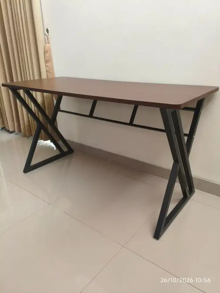 Meja portable praktis bongkar pasang