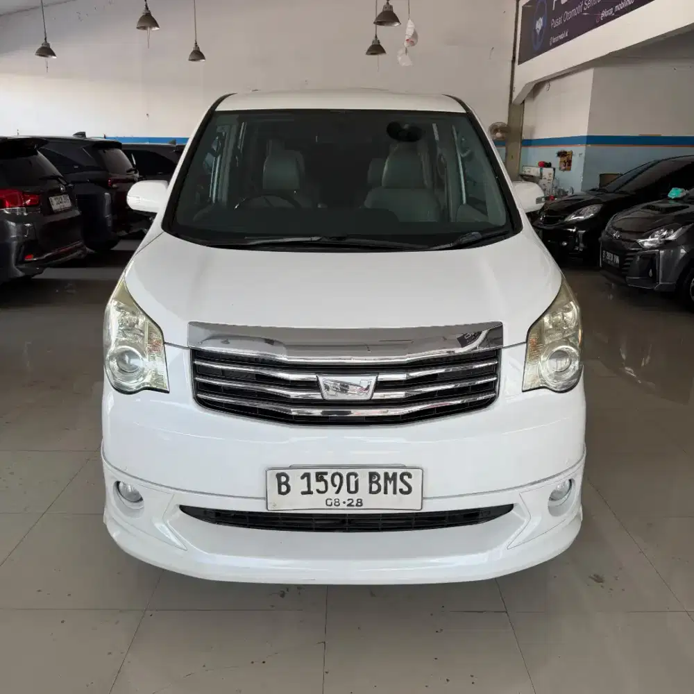 Toyota nav1 V 2.0 2013 AT