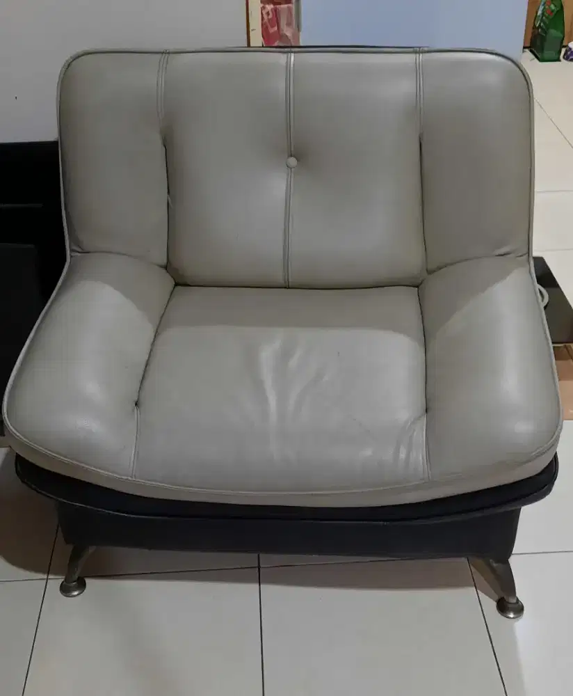 Preloved Sofa Single Seater

Bahan kulit sintetis