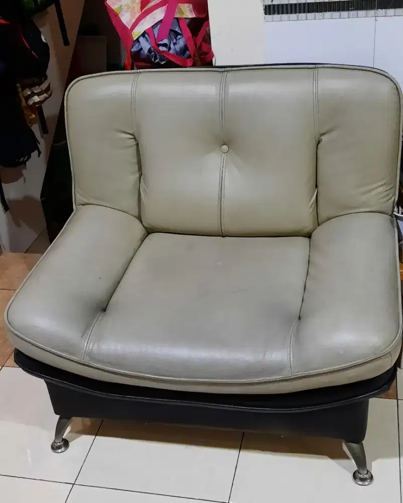 Preloved Sofa Single Seater

Bahan kulit sintetis