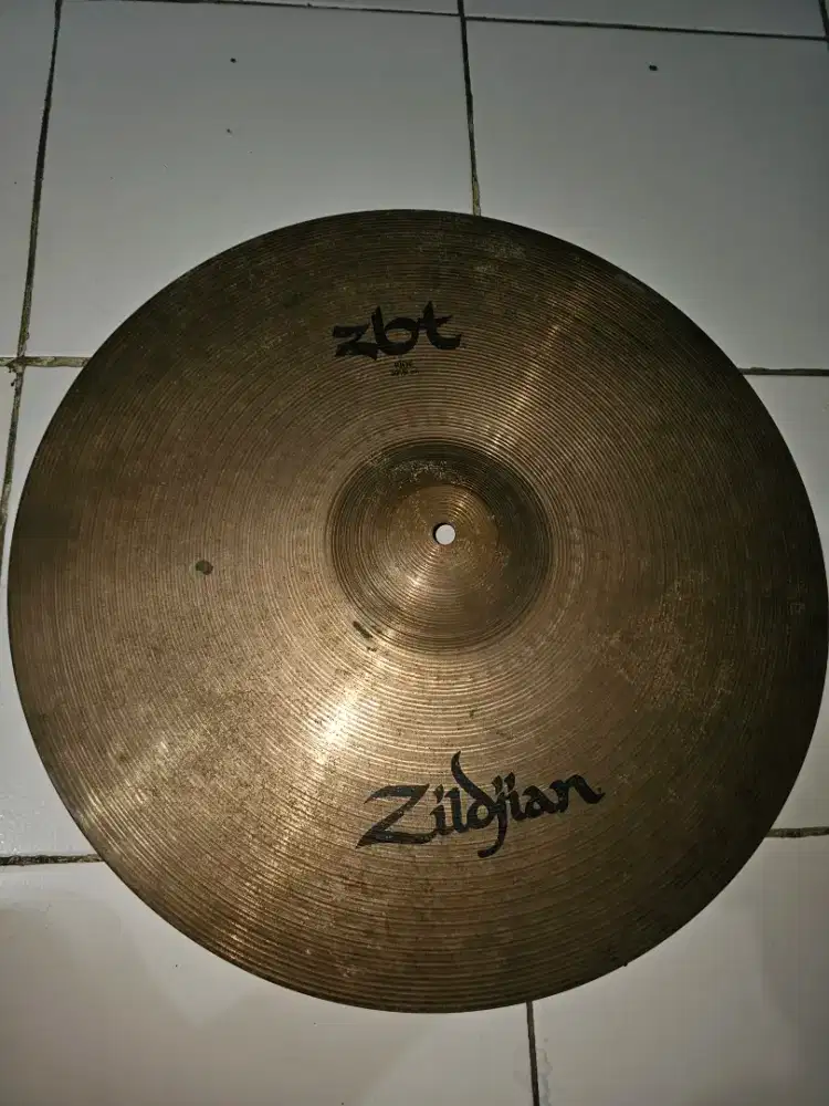 satu keping simbal Zildjian ZBT RIDE 20/51CM.