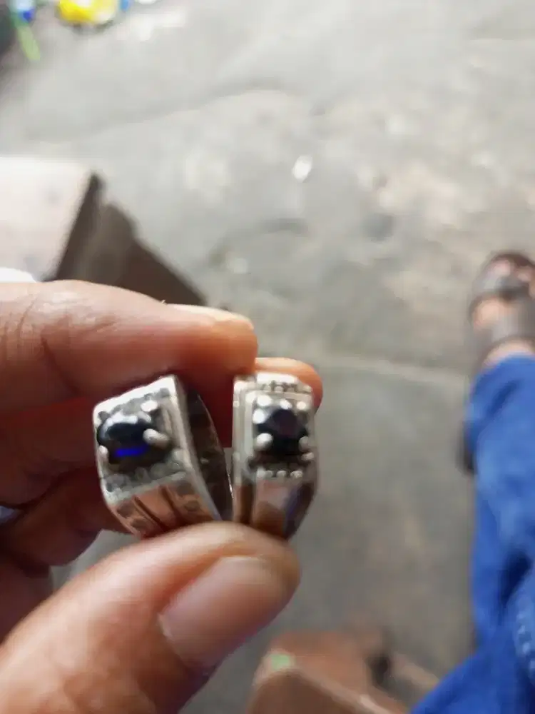Di jual cincin perak satu blu saphir yg gatau apa