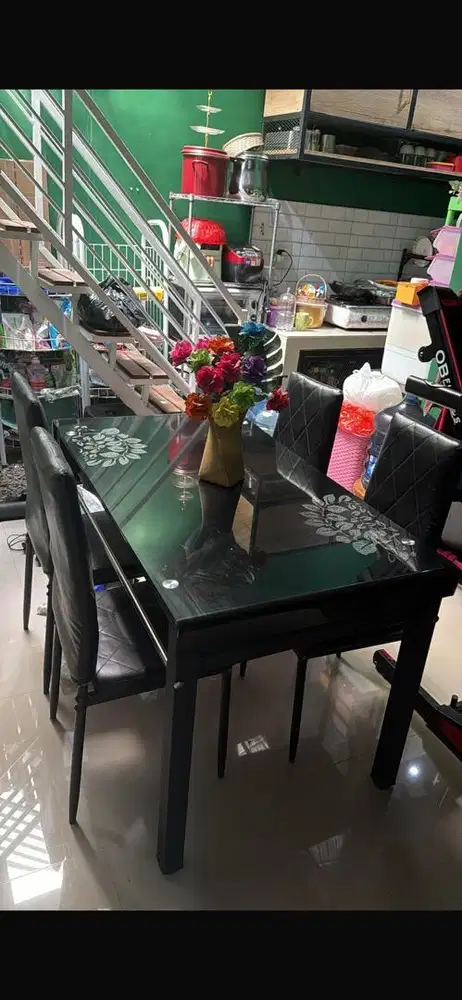 Meja makan masih bagus