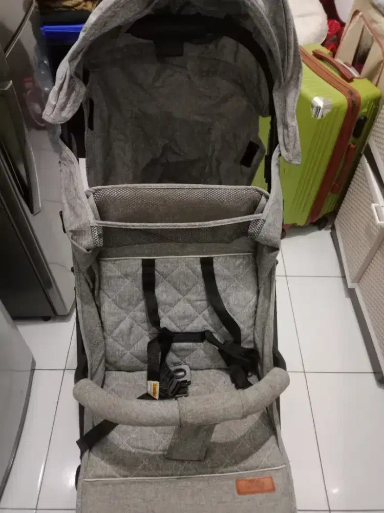Stroller bayi warna abu abu