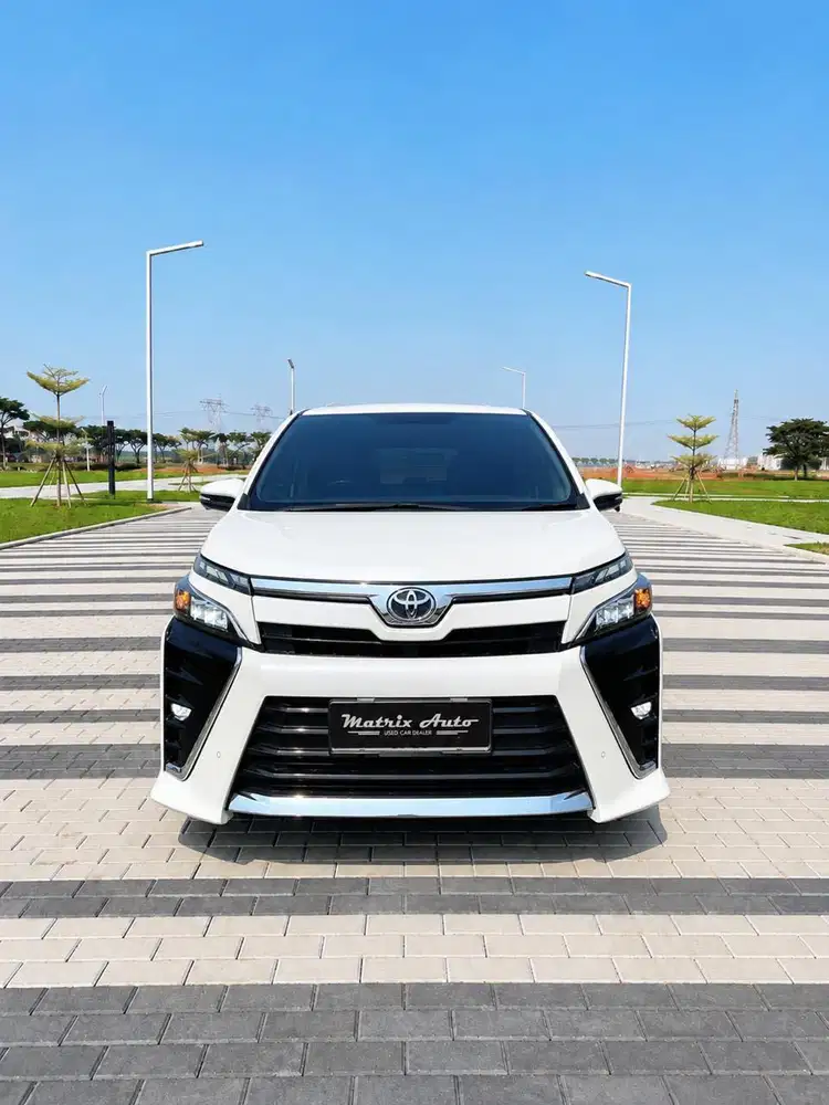 TOYOTA VOXY 2.0 AT 2018