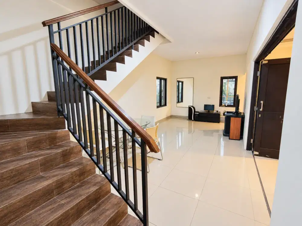 RUMAH MAINROAD EX. STUDIO 2 LT DI KEMANG RAYA , JAKARTA SELATAN