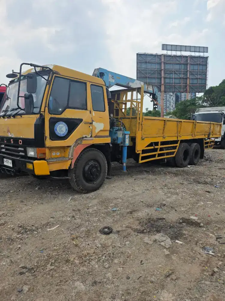 Mitsubishi truk tronton crane