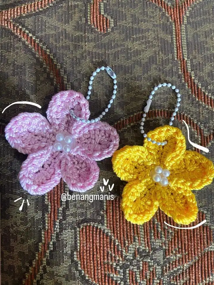 Souvernir kado gantungan kunci tas pouch bunga rajut
