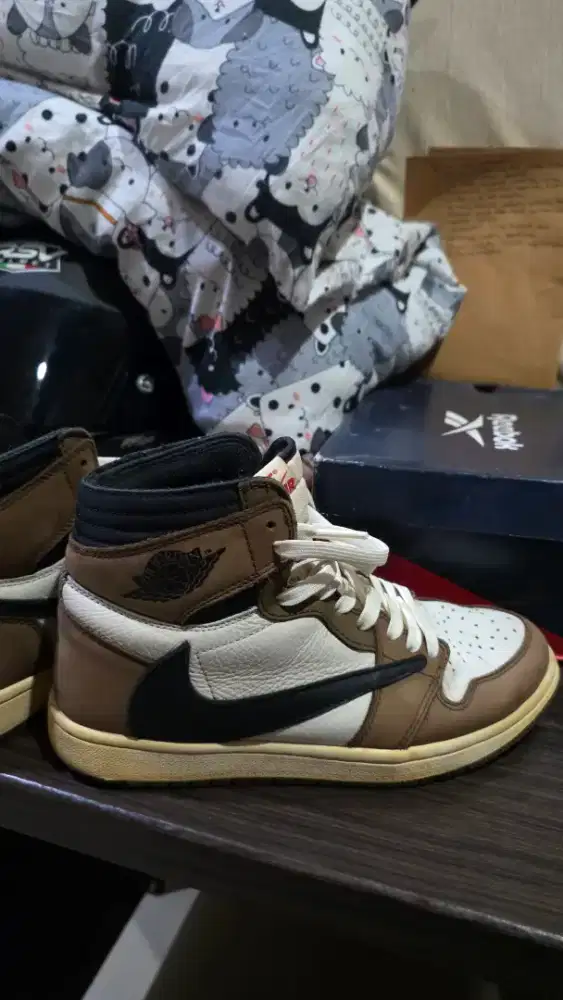 Travis Scott x Air Jordan 1 Retro Medium OG Mocha sneakers