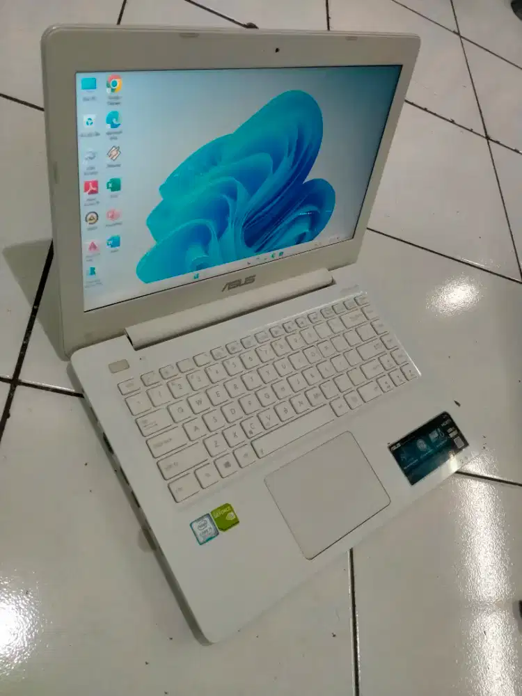 Asus slim core i5 RAM DDR4 12Gb/SSD 256Gb Doble VGA GeForce No minus