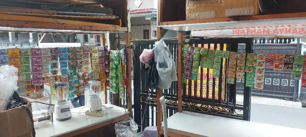 Jaga toko parfume dan pop ice