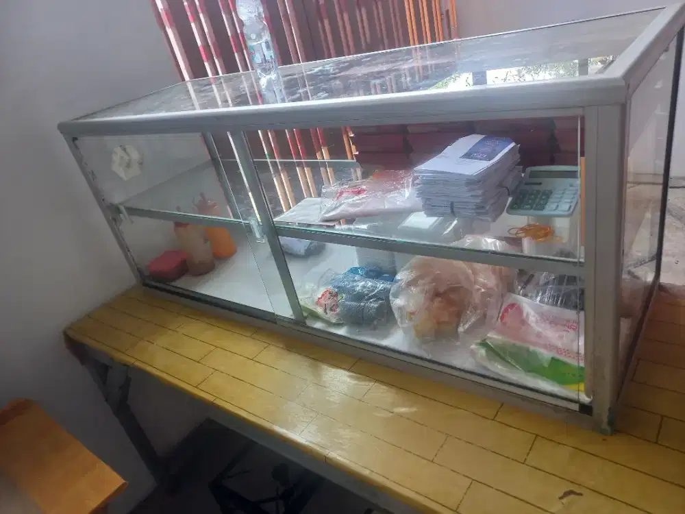 DIJUAL ETALASE + MESIN SEALER + MEJA