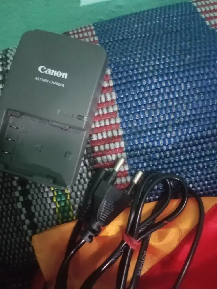 DSLR Canon eos D400 kondisi bagus komplit memori CF 16 GB