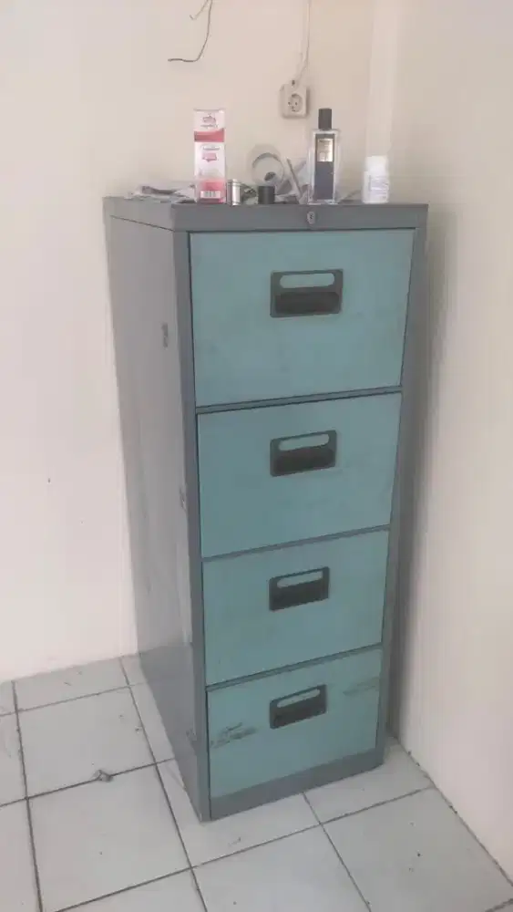 Lemari besi kabinet