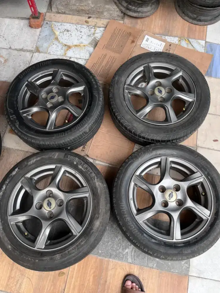 Velg original Datsun go ring 15 pcd 4x100 ban 185/60 R15