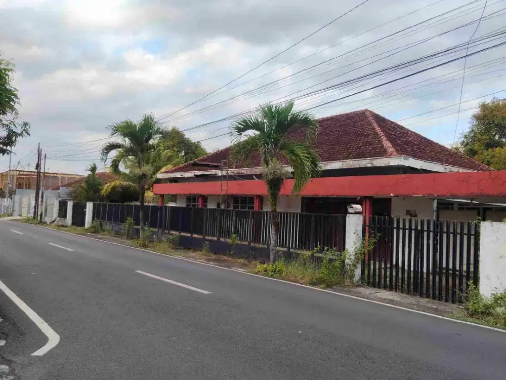 Dijual rumah lama pinggir jalan pusat kota jember