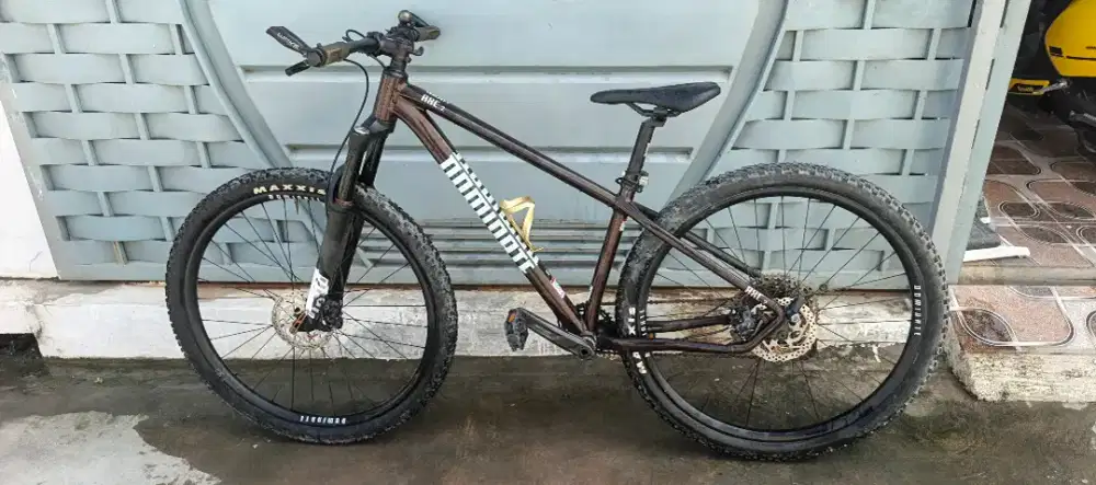Sepeda gunung merek DOMINATE AXC.2